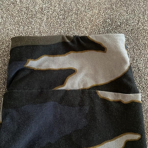 LuLaRoe Camouflage Print Leggings. One size. - Picture 4 of 7